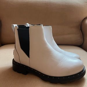 White Sorel Chelsea boots